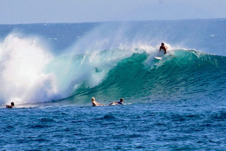 100 Peserta dari 9 Negara Ikut Lomba Surfing di Pantai Lakey