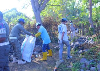 Bupati Dompu Rela Nginap Demi Bersihkan Sampah Pasca Festival Lakey