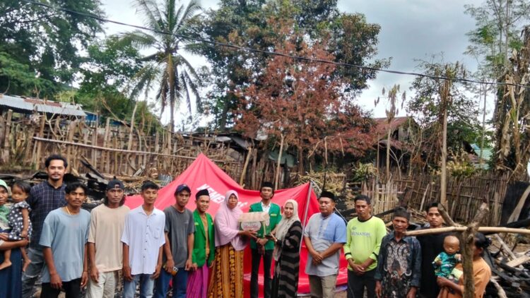 GP Ansor Dompu-Anggota DPRD NTB Nadirah Beri Bantuan Korban Kebakaran Manggelewa