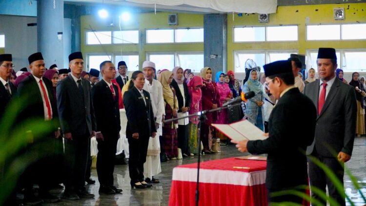Bupati Dompu Lantik 304 Pejabat-PNS Baru